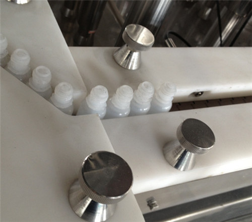 zaciskanie urządzenia do butelek